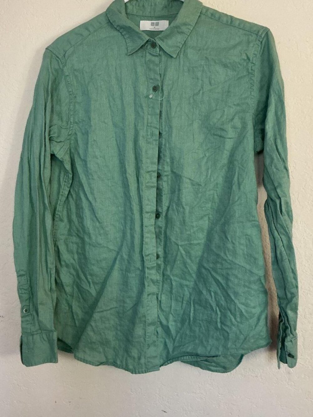 UNIQLO Women's 100% Premium Linen Long-Sleeve Shirt in green. Size Medium women